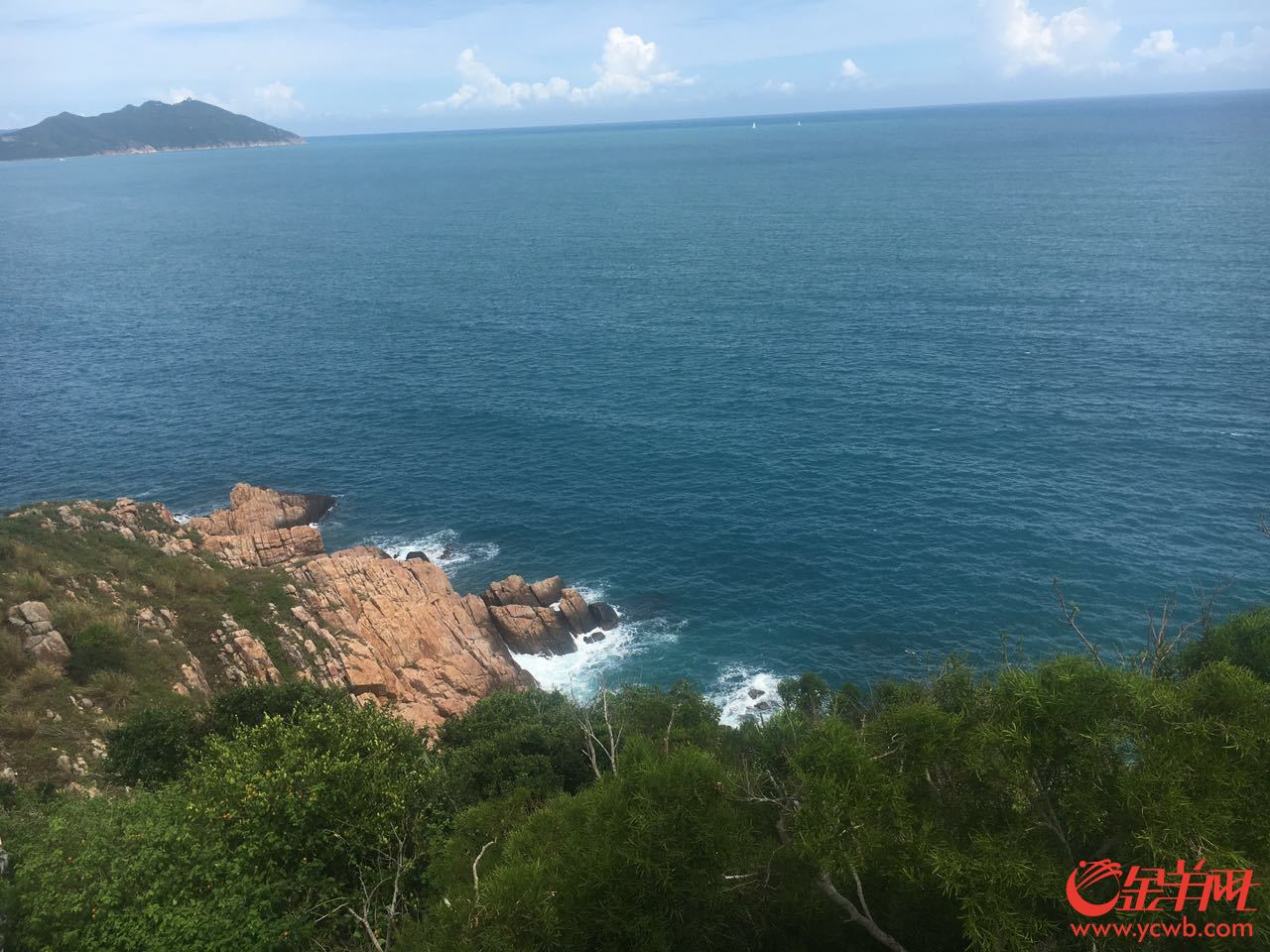 第五張：東瑁洲島坐落于美麗的旅游城市三亞的近海海域。區(qū)健妍攝