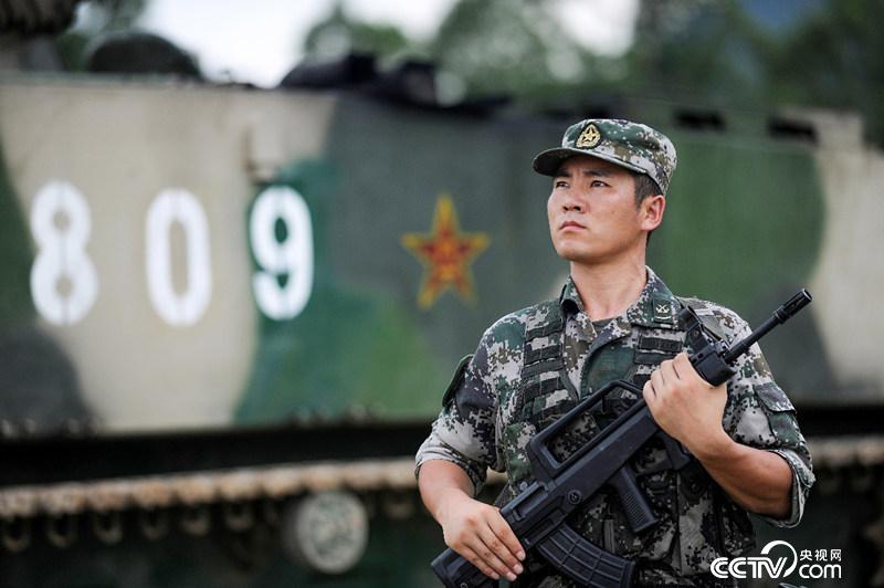 8年勤學(xué)苦練，王銳成為全軍最年輕的“雙特”兩棲裝甲尖兵。（彭希 攝）