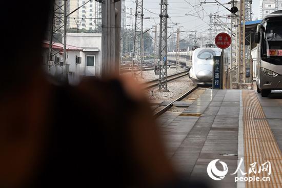 10月15日，首個乘火車參加中國共產黨第十九次全國代表大會的代表團——山西省代表團抵達北京西站。（人民網記者 翁奇羽 攝）