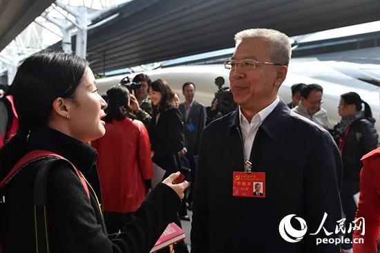 黨的十九大代表、山西省呂梁市委書(shū)記李正印接受人民網(wǎng)記者采訪。（人民網(wǎng)記者 翁奇羽 攝）