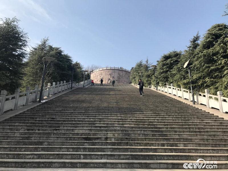 位于老城區(qū)核心位置的金寨縣革命烈士陵園。（孔華/攝）