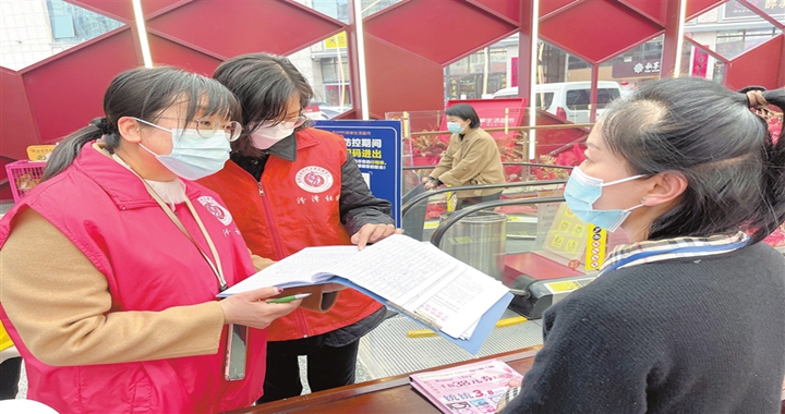 堯都區(qū)水塔街辦事處汾澤社區(qū)在轄區(qū)超市檢查疫情防控臺賬