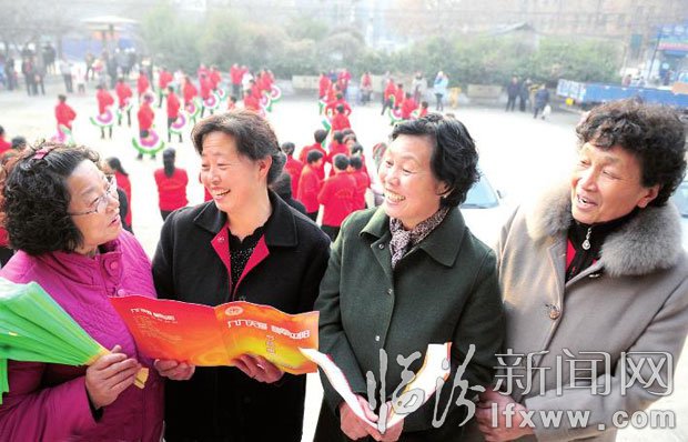 四位“平陽花”藝術(shù)團(tuán)創(chuàng)辦人又在商量演出的事。