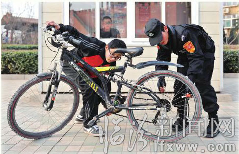 民警在為一名學生的自行車補氣